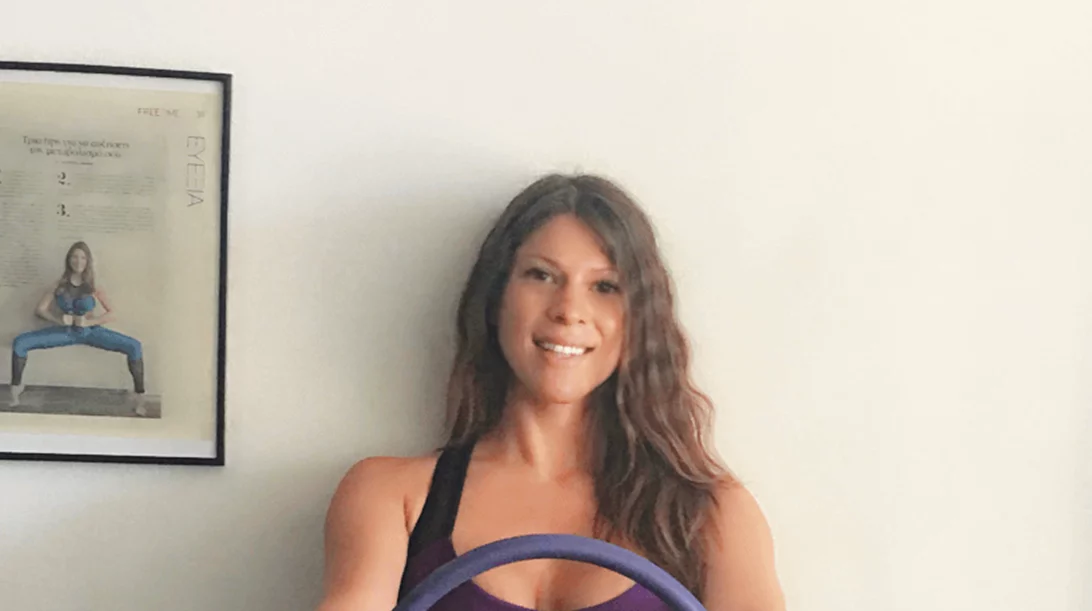 Ασκήσεις για εγκύους: Γυμνάσου στο σπίτι με ένα ring, όπως σου δείχνει η personal trainer