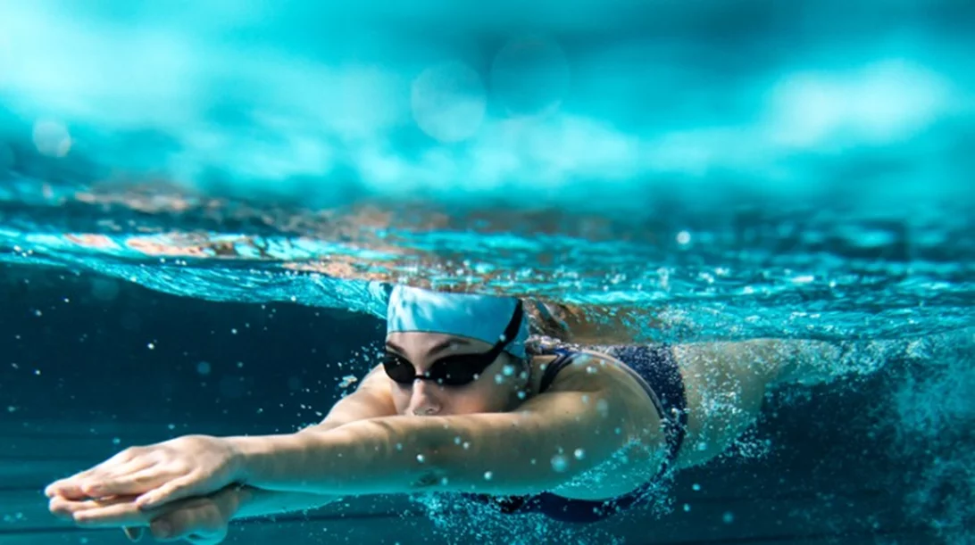 «Λιώσε» το λίπος με crosswim: To πρόγραμμα 30 λεπτών για να κάψεις 300 θερμίδες και να καις όλη μέρα!