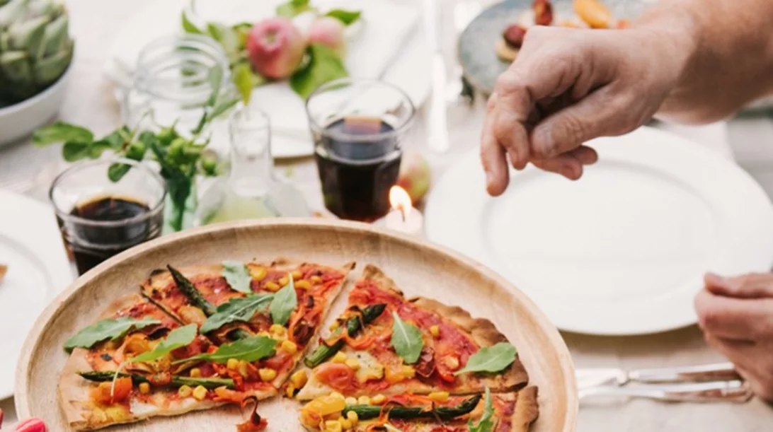 Φτιάξε vegan πίτσα με πίτα socca από ρεβύθια (σούπερ νόστιμη, με λίγες θερμίδες γεμάτη πρωτεΐνη)