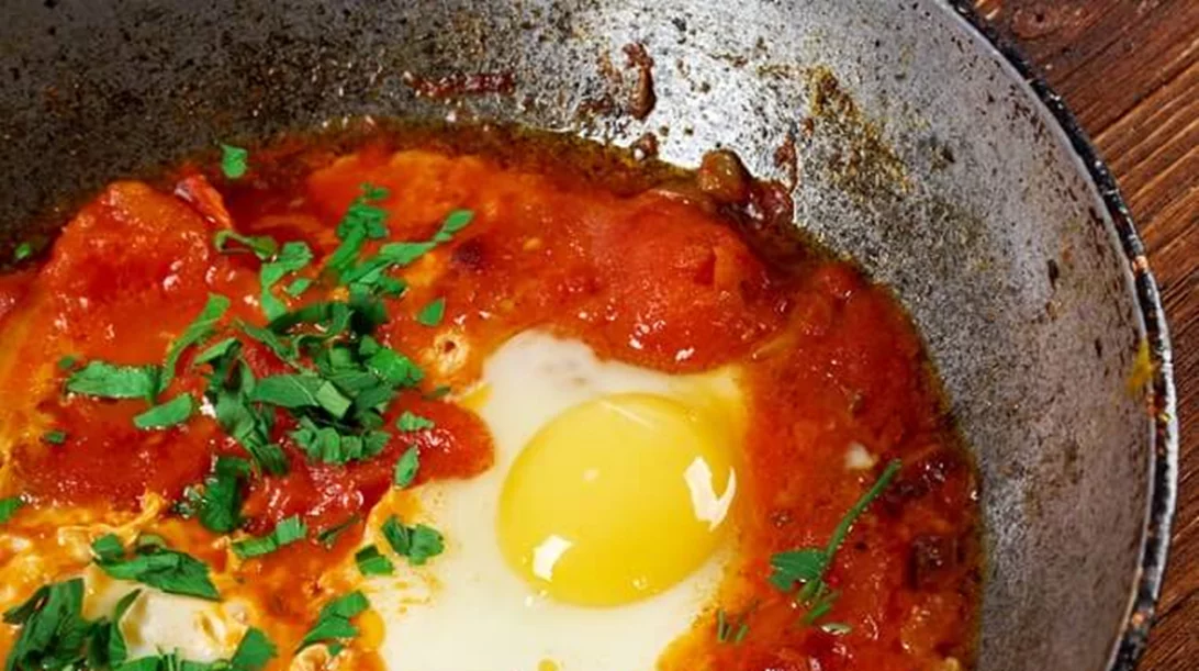 Αυγά καγιανά σε αβοκάντο τοστ: Η συνταγή του Σάκη Ρουβά που έγινε viral