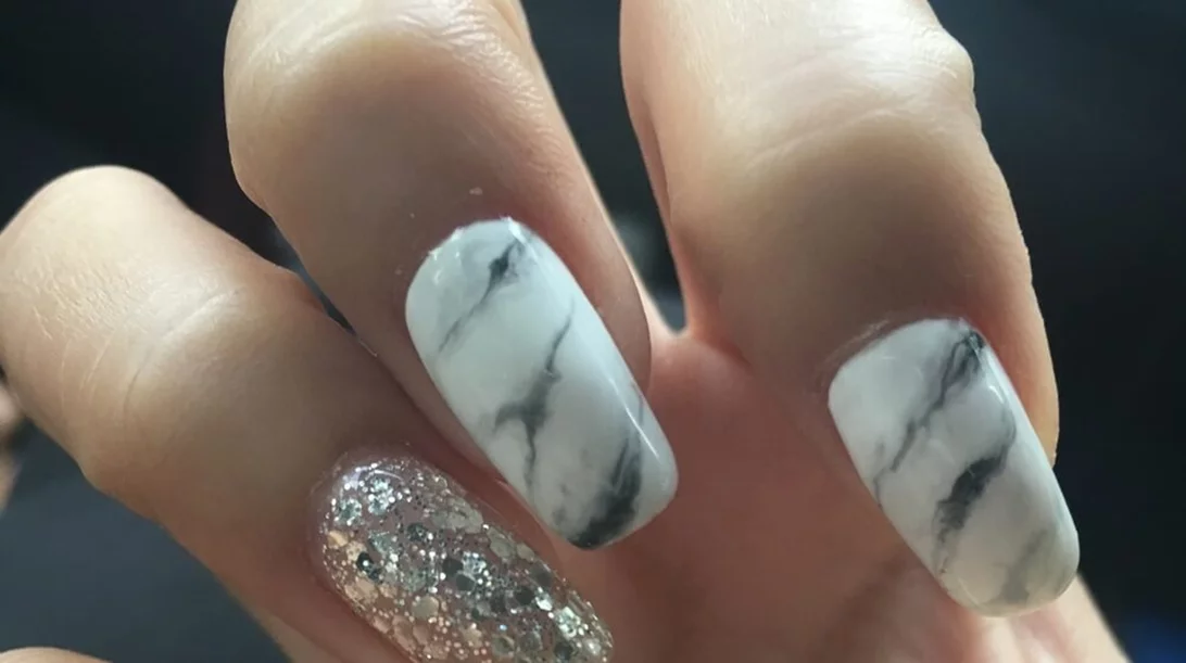 Νύχια με μάρμαρο: 9 καλοκαιρινές ιδέες για να δοκιμάσεις τα marble nails