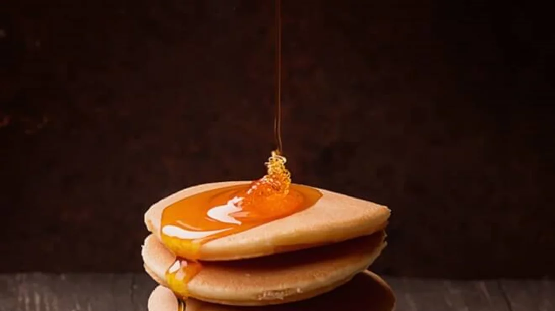 Αφράτα pancakes με κανέλα, μπανάνα και chips σοκολάτας