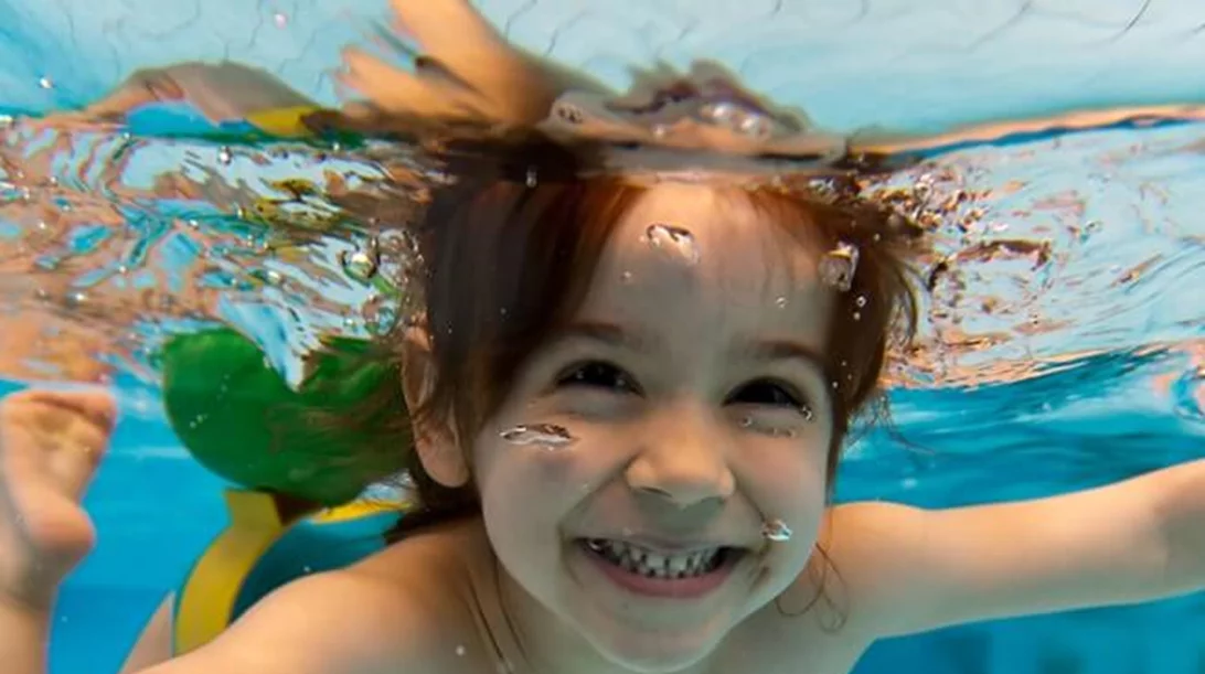 5 λόγοι που με έπεισαν να γράψω το παιδί μου στο κολυμβητήριο