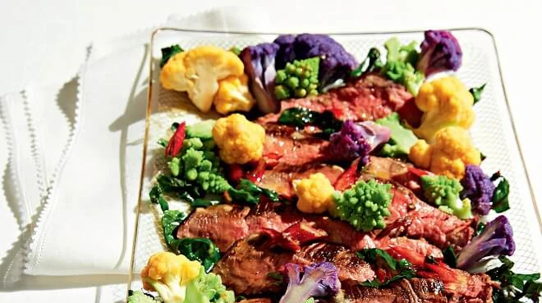 Υπέροχο πιάτο για κόσμο στο σπίτι: Φέτες βοδινού με miso, λαχανικά και σέσκουλα τουρσί