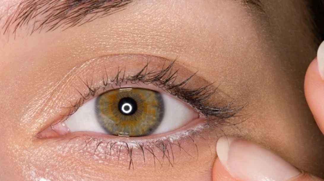 Πρησμένα μάτια; Τα μυστικά για να καμουφλάρουμε κουρασμένα μάτια και σακούλες