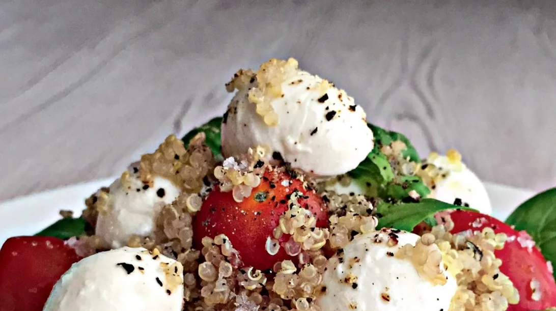 Σαλάτα με κινόα, ντοματίνια και μοτσαρέλα γεμάτη υψηλής ποιότητας πρωτεΐνη από το σεφ-διαιτολόγο