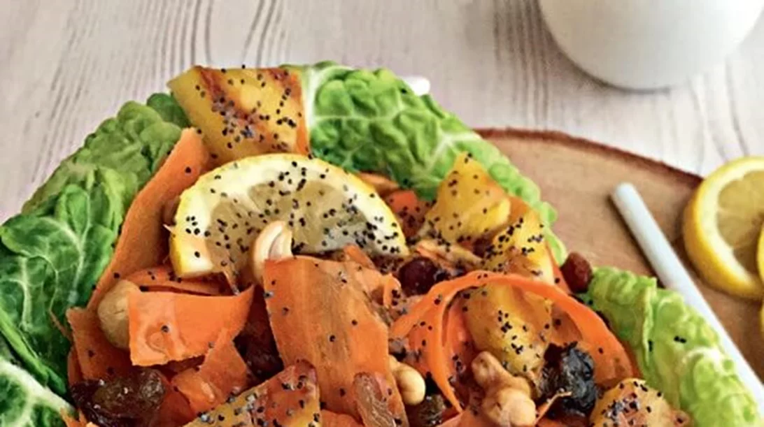 Σαλάτα με λάχανο, καρότο και σταφίδες με ελάχιστες θερμίδες από το διαιτολόγο