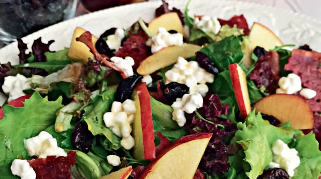 Συνταγή για σαλάτα με μήλο και κότατζ με καλούς υδατάνθρακες από το σεφ-διαιτολόγο Μάνο Δημητρούλη