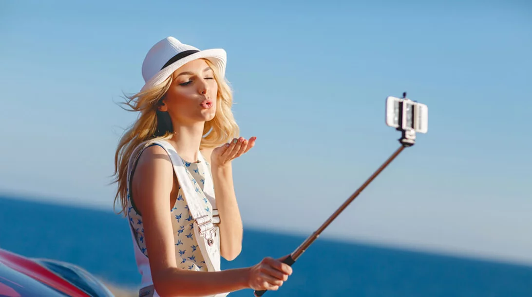 Γιατί απαγορεύθηκαν τα selfie sticks στο Μιλάνο και το Βατικανό;