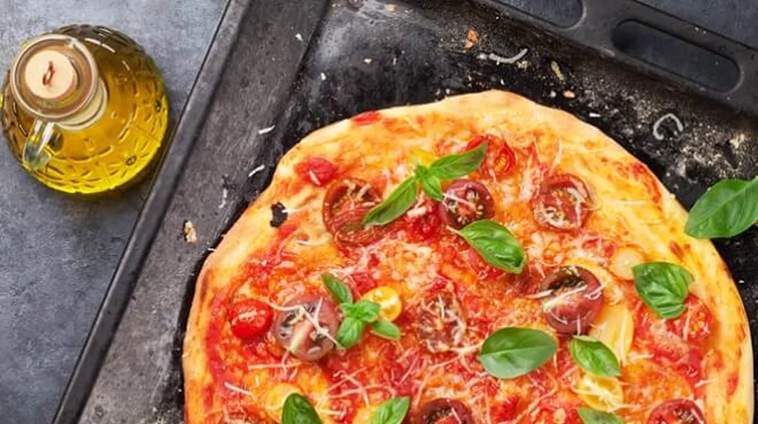 Ο Σάκης Ρουβάς φτιάχνει σπιτική πίτσα και εμείς δοκιμάζουμε τη συνταγή