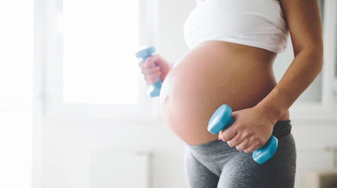 Εγκυμοσύνη και άσκηση: Πώς θα παραμείνεις σε φόρμα; Να πας γυμναστήριο ή να επιλέξεις κάτι άλλο;