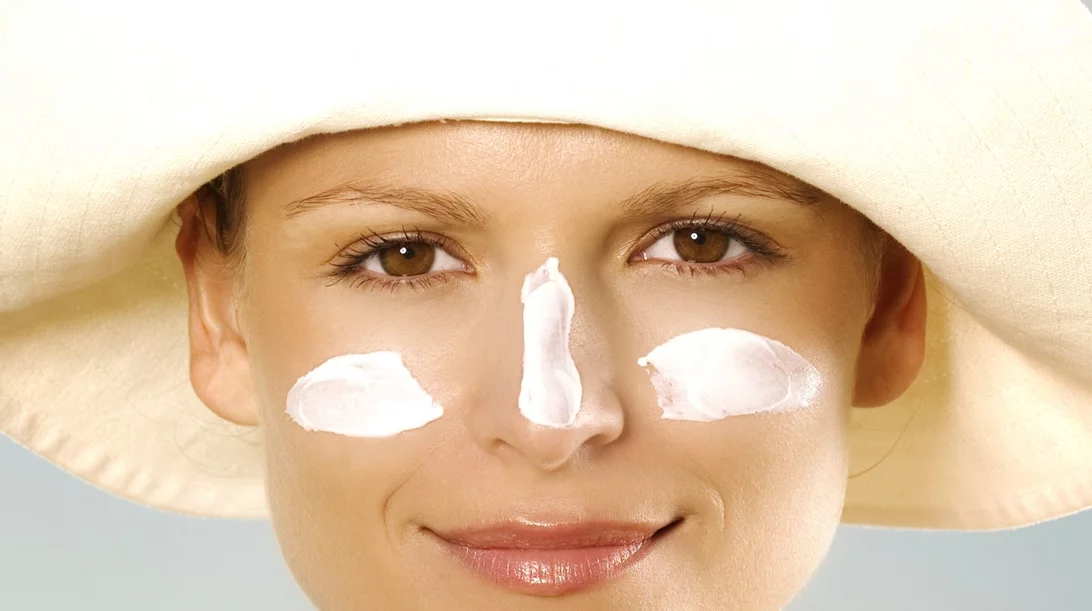 3 σημαντικά πράγματα που πρέπει να ελέγχουμε στη συσκευασία των αντηλιακών