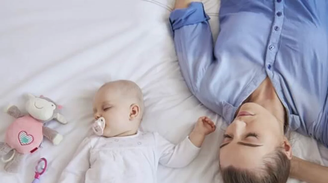 Νέα μαμά; Οι 4 φράσεις που δε θέλουμε να ακούμε όσες έχουμε ξεχάσει τι σημαίνει ύπνος