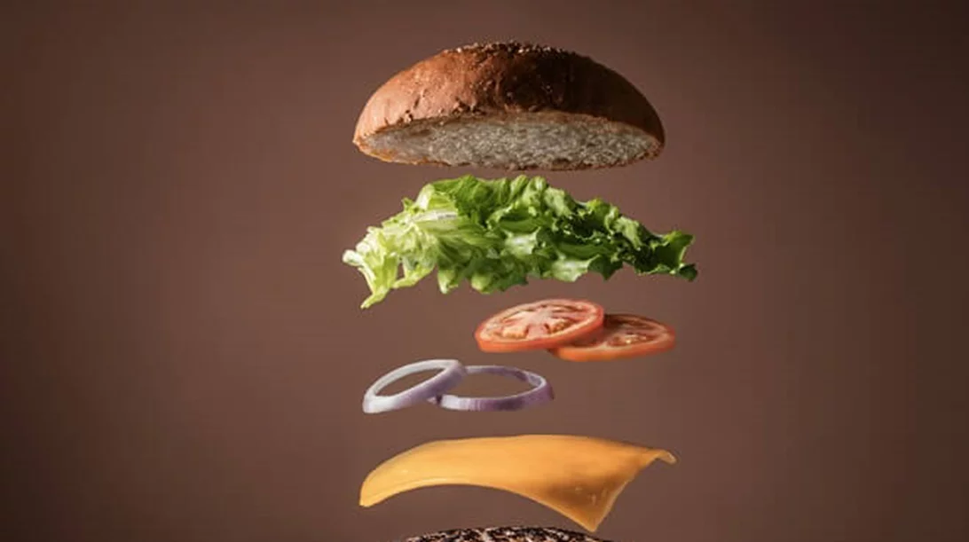 Άντρες VS γυναίκες: Γιατί εμείς θέλουμε σοκολάτα και αυτοί burger; Ποιες τροφές προτιμούν τα δύο φύλα;