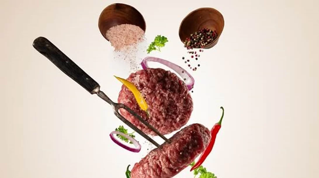 Πόσο ακριβό είναι το κρέας στην Ελλάδα και σε κάθε χώρα; Πόσες ώρες πρέπει να δουλέψουμε για ένα μπούτι κοτόπουλου;