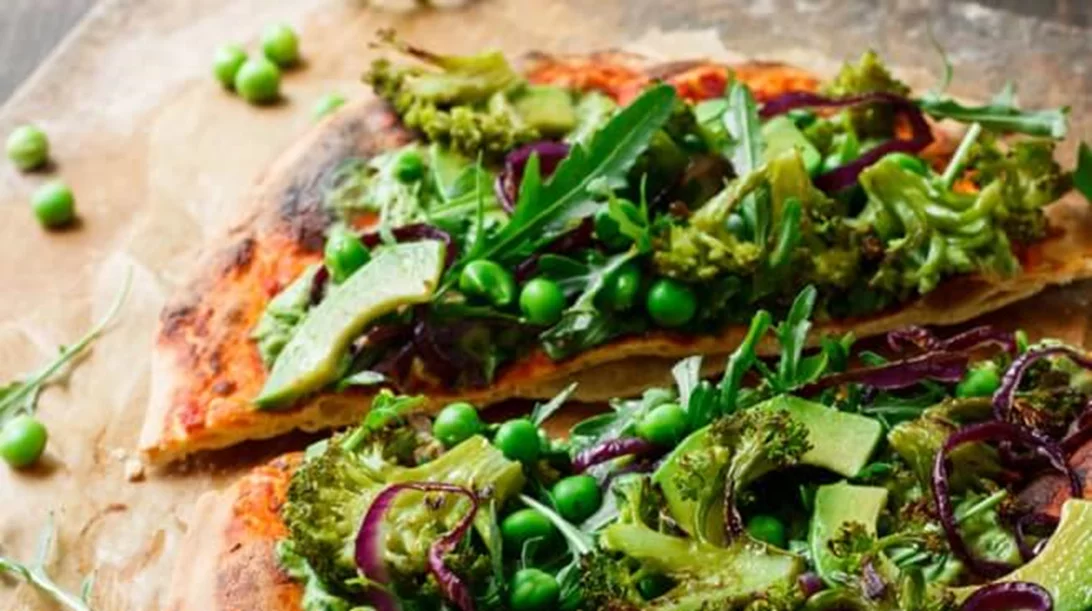 Pizza με αβοκάντο και pesto ρόκας από τη Βίκυ Πασχάλη (μόνο με 250 θερμίδες)