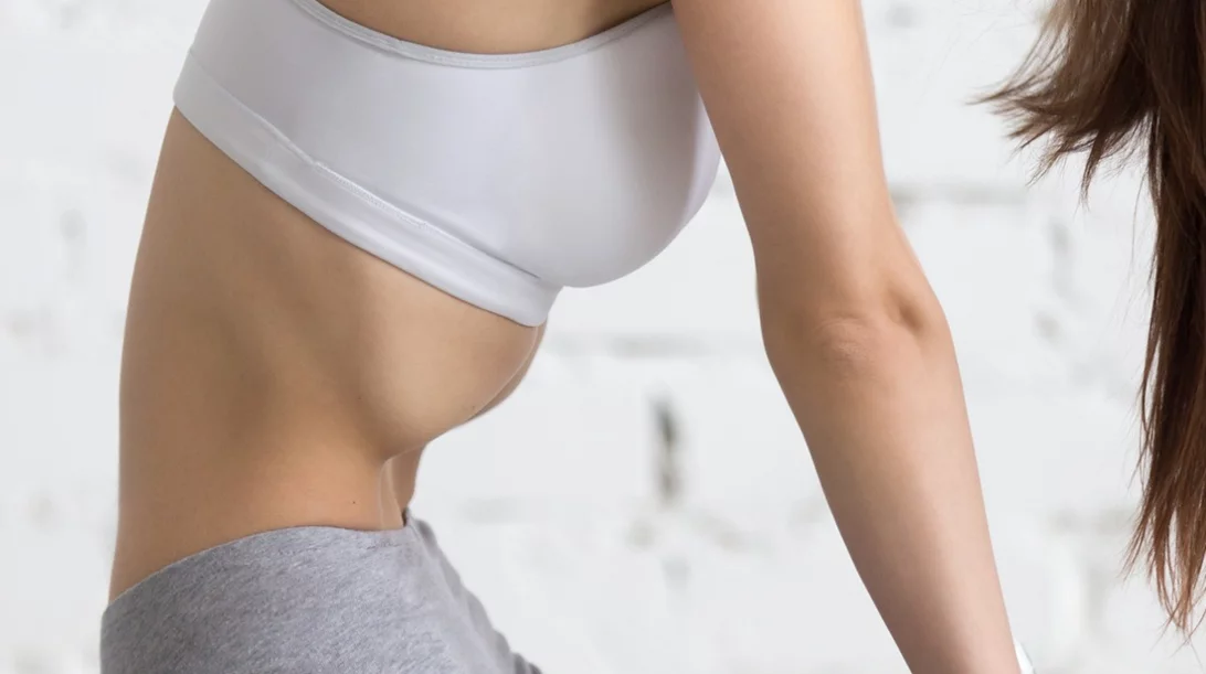 Αναπνοές για επίπεδη κοιλιά: Η άσκηση που ενεργοποιεί και δυναμώνει τους κοιλιακούς μύες