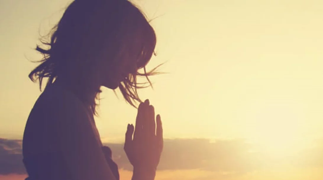 Τα συμπτώματα του καρκίνου των ωοθηκών που κάθε γυναίκα πρέπει να γνωρίζει