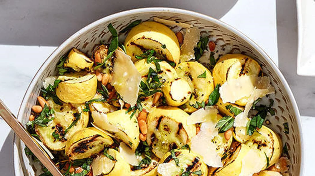 Ψητά κολοκυθάκια με παρμεζάνα, κουκουνάρι και βασιλικό