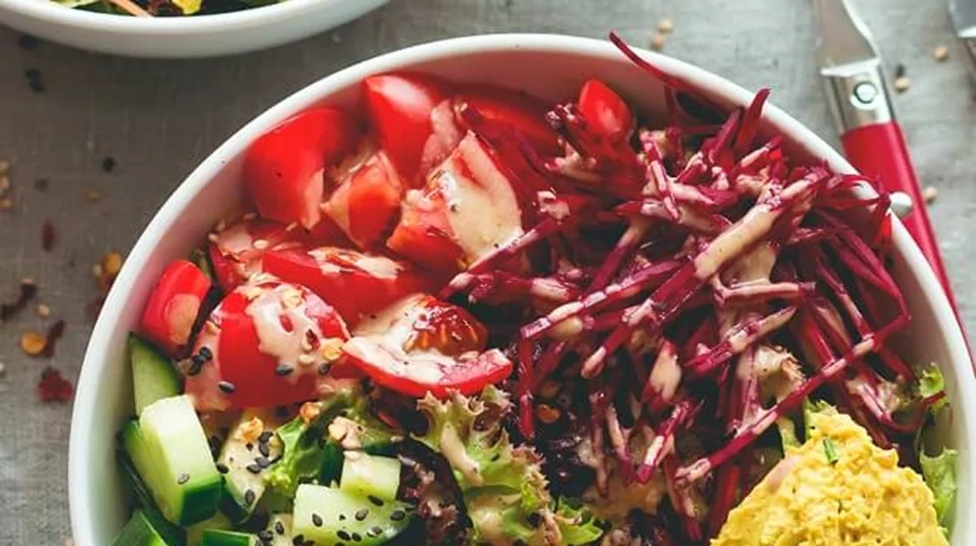 Φτιάξε το δικό σου buddha bowl για αδυνάτισμα: Δοκίμασε μπολ σαλάτας με μαύρο ρύζι και ντρέσινγκ ταχίνι