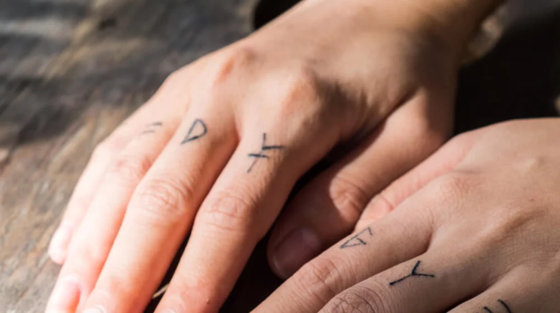 20 τατουάζ στα δάχτυλα για γυναίκες (οι πιο πρωτότυπες ιδέες!)