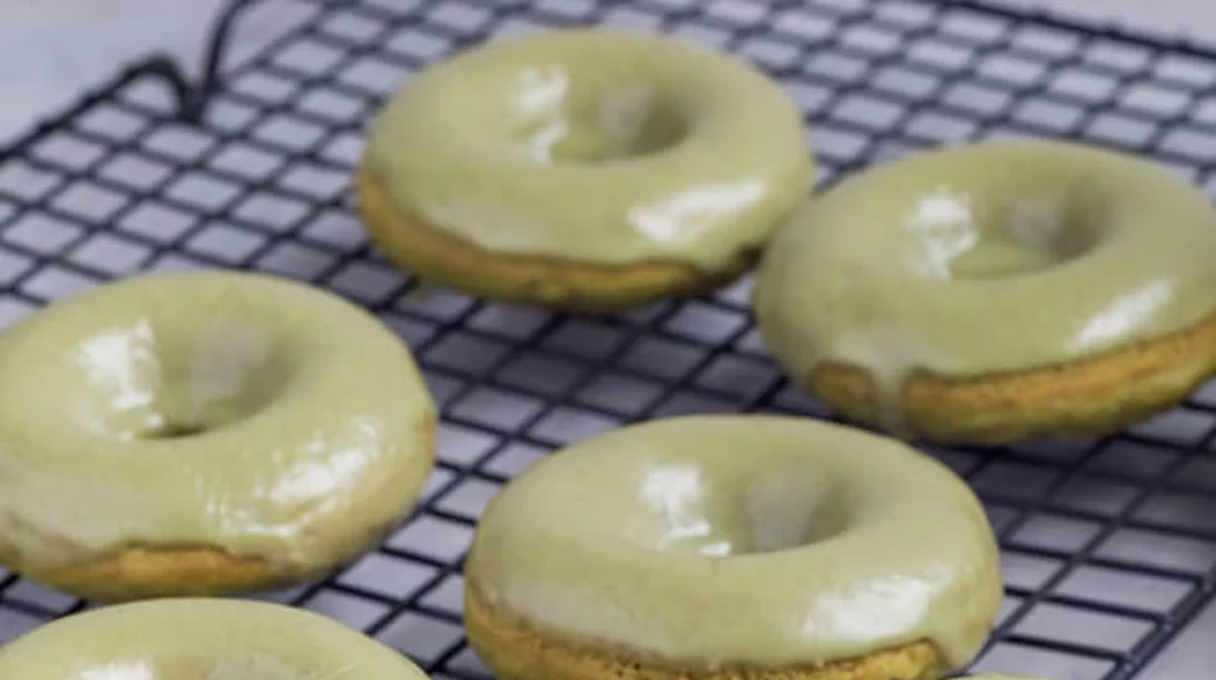 Πράσινα ντόνατς με matcha: Είναι vegan και χωρίς γλουτένη