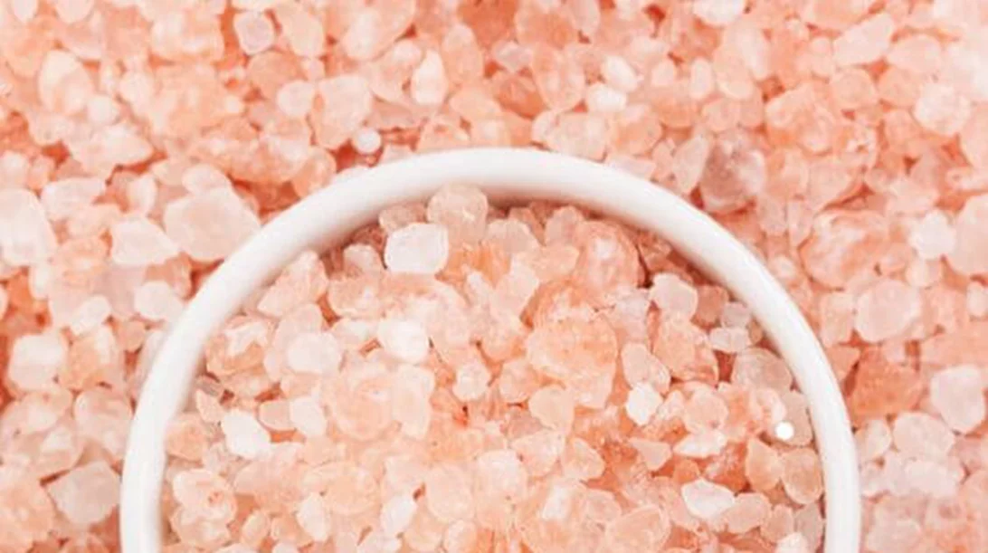 4 τρόποι να χρησιμοποιήσεις το ροζ αλάτι Ιμαλάϊων στη ρουτίνα ομορφιάς