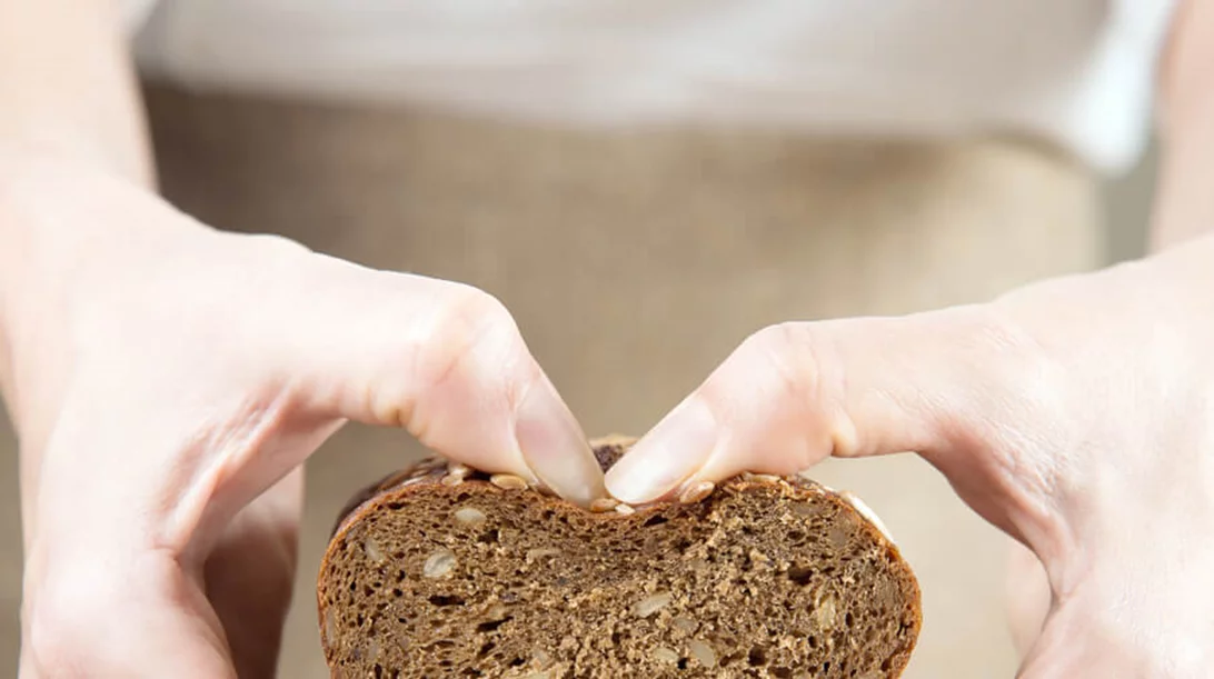 Τελικά κάνει να τρώμε ψωμί; Η διατροφολόγος Αμαλία Γιωτοπούλου απαντά