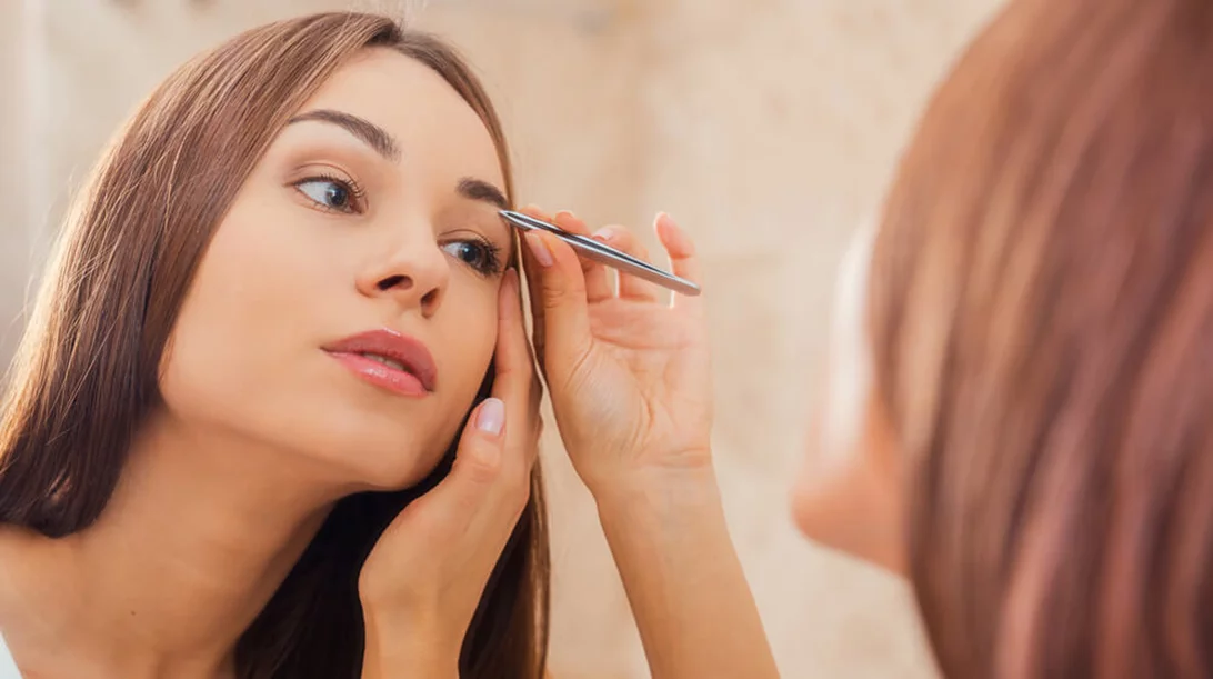 10 πράγματα που κάνουν τα κορίτσια με τέλεια φρύδια!