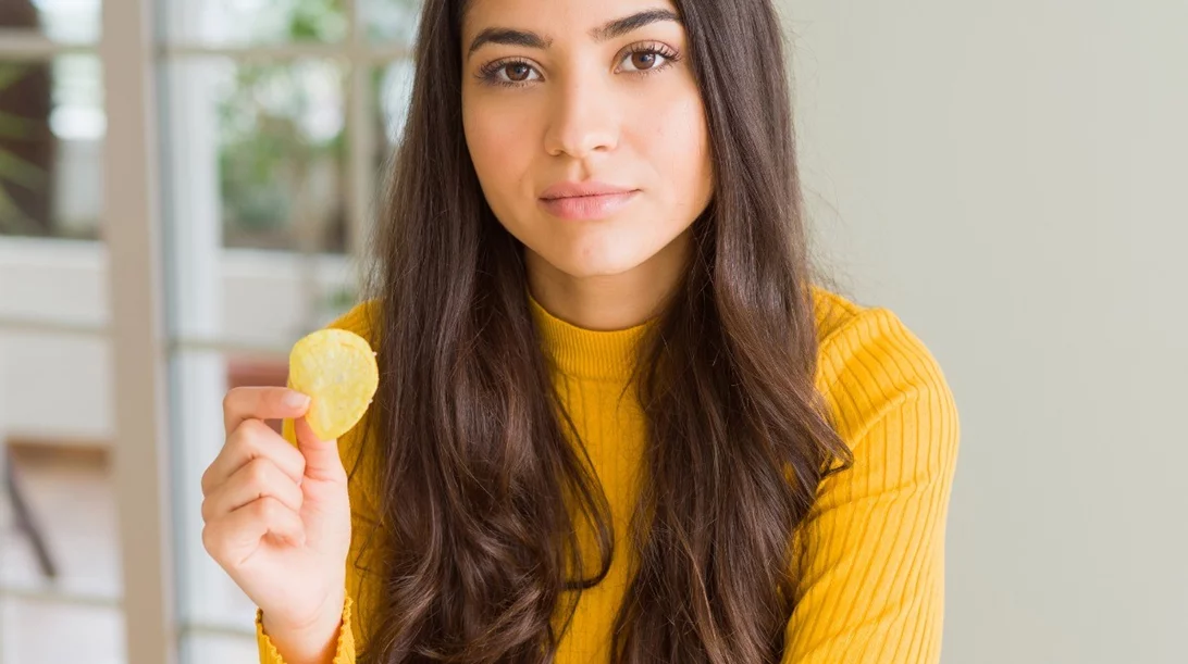 Οι 8 τροφές που σου προσθέτουν χρόνια, δημιουργούν σπυράκια και γενικά σου κάνουν κακό