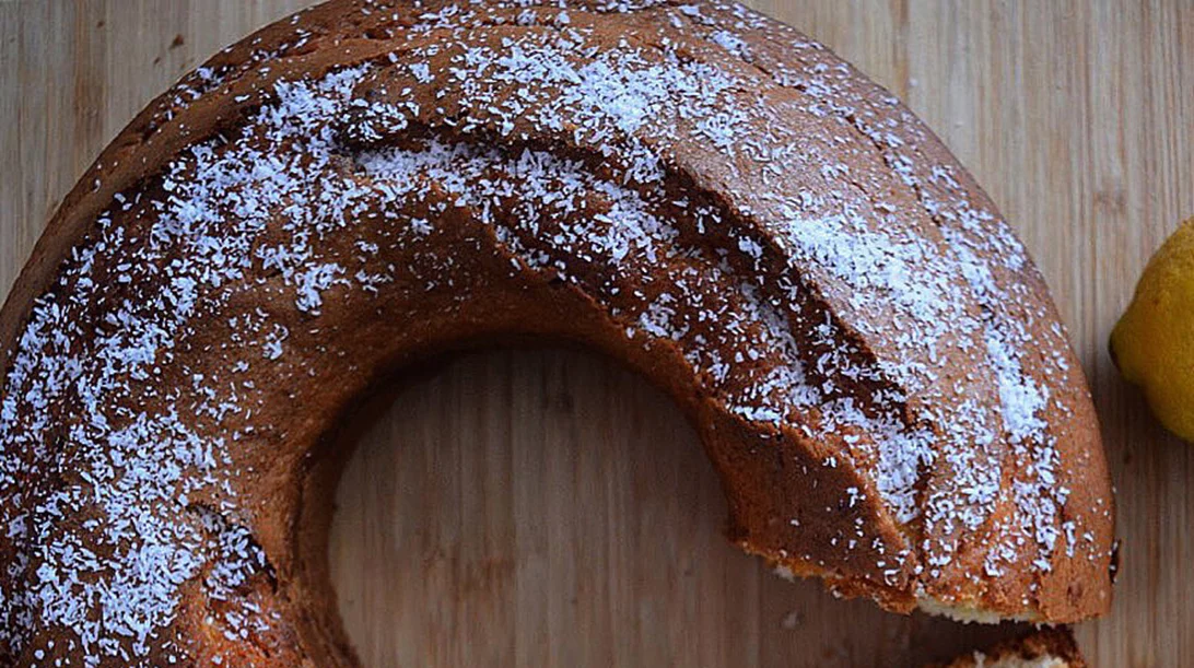 Κέικ με λεμόνι και καρύδα από τη διατροφολόγο Κλειώ Χούπη (163 θερμίδες το κομμάτι!)