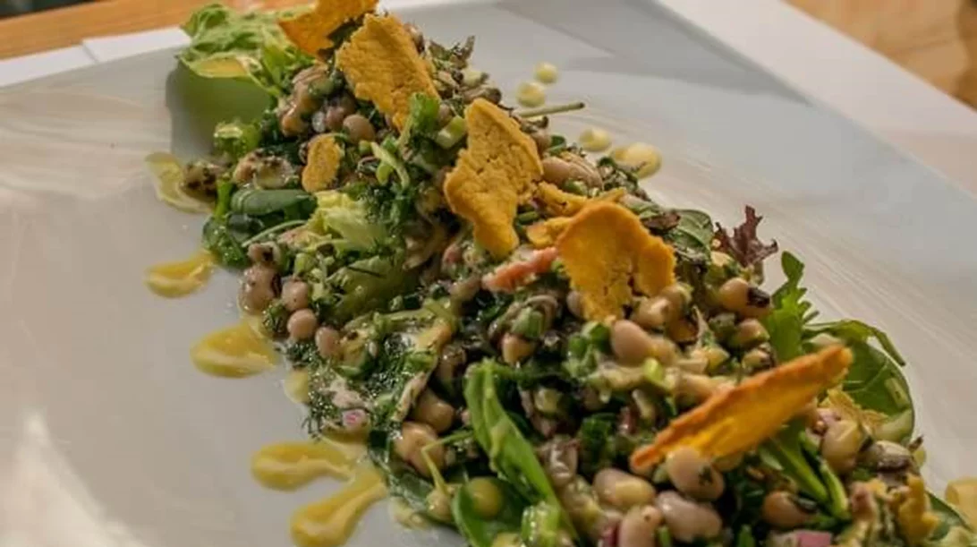 Συνταγή για σαλάτα με μαυρομάτικα φασόλια χταπόδι και μπισκότο φάβας