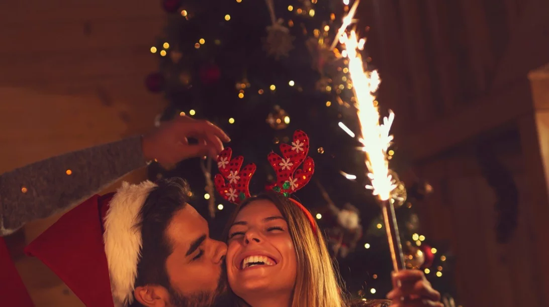 Γιατί φιλιόμαστε κάτω από το γκι; Να γιατί πρέπει να το κάνεις!