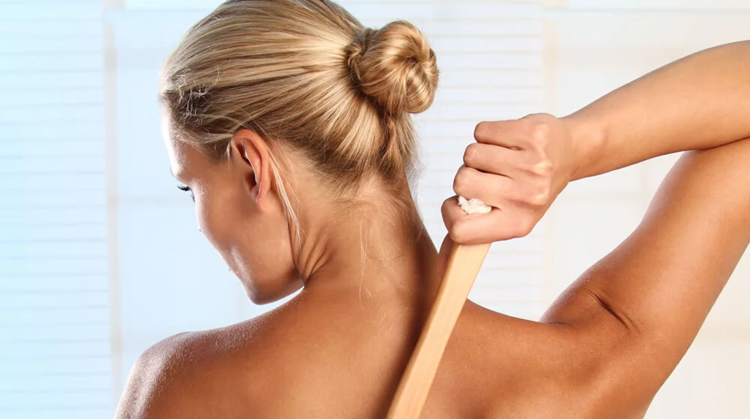 Η μέθοδος Dry Brushing: Εσύ ακόμα να δοκιμάσεις το στεγνό βούρτσισμα για τέλειο δέρμα;