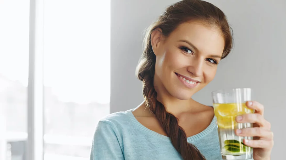 Σπυράκια στο πρόσωπο; Τι μπορούμε να προσθέσουμε στο νερό που πίνουμε