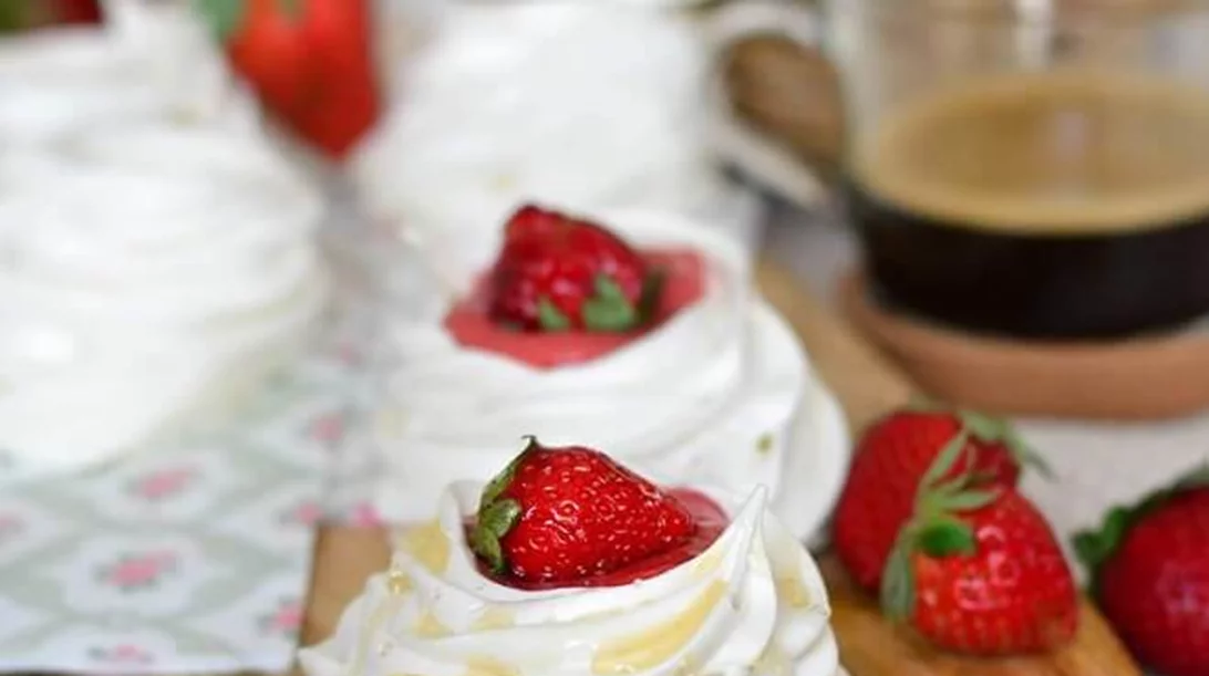 Skinny Pavlova με φράουλες μόνο με 150 θερμίδες