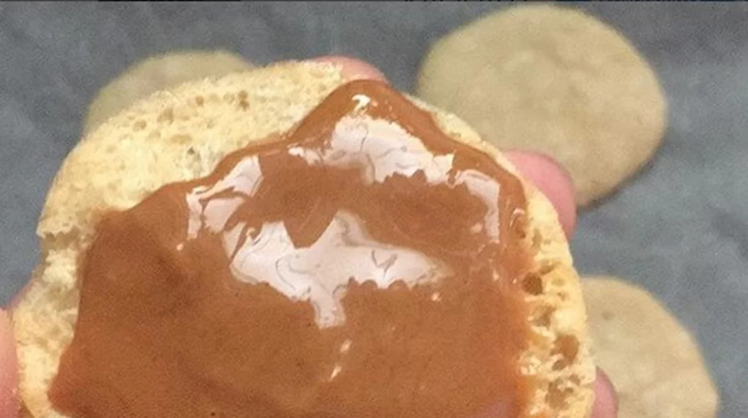 Τα μακαρόν αλλιώς! Φτιάξε vegan μαρέγκες με ρεβύθια όπως η Κλειώ Δημητριάδου