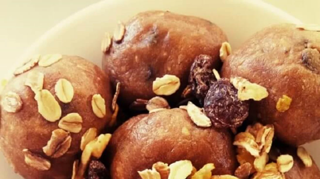 Μπάλες πρωτεΐνης με αλεύρι βρόμης, σοκολάτα και φυστικοβούτυρο