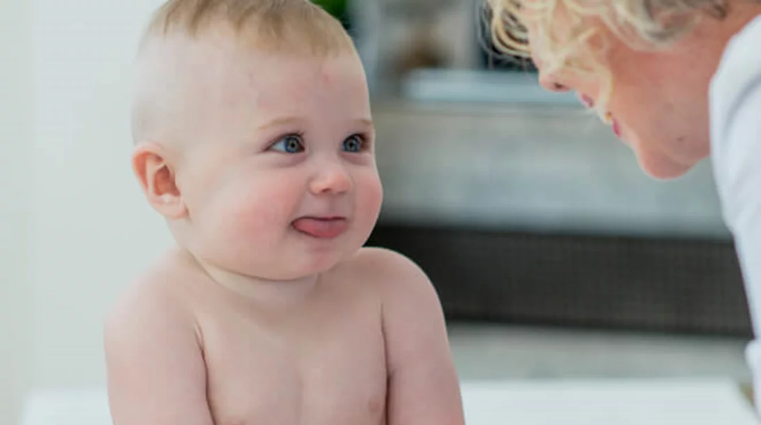 10 +1 ερωτήσεις για τα εμβόλια: Μπορεί να αρρωστήσει το παιδί; Είναι πιο βαριά τα πολυδύναμα; Προσφέρουν 100% προστασία;