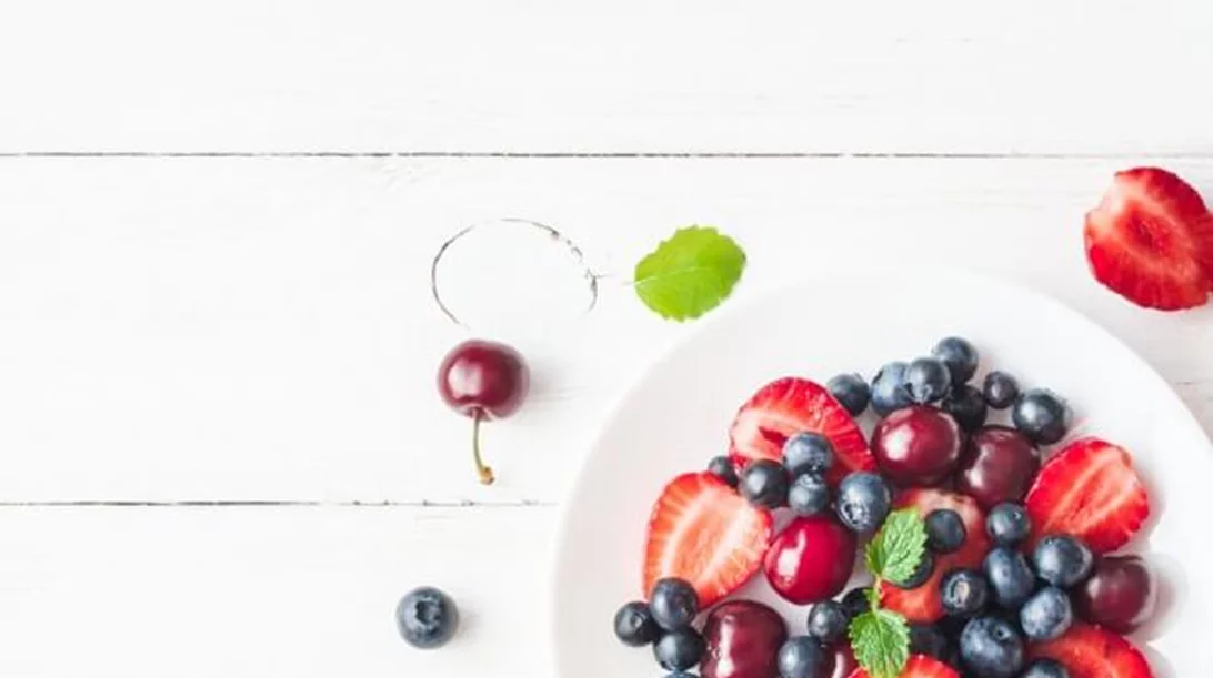 Πόσα φρούτα μπορώ να τρώω; Ολόκληρα, σε smoothie ή χυμό;