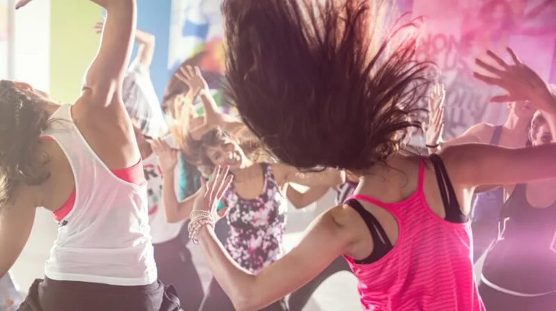Δοκίμασες Zumba; Οι βασικές ασκήσεις για να καις λίπος και να ξεκλειδώσεις το σώμα σου
