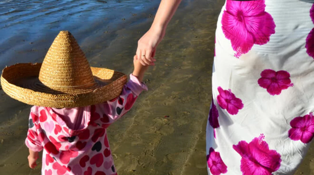 Έχεις μικρό παιδί και κοιτάς για διακοπές; Δες πρώτα τα μαμαδίστικα μυστικά της Μυρτώς Μήτσιου για το καλοκαίρι