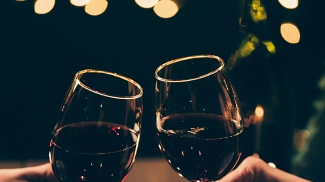 Νέα έρευνα υποστηρίζει ότι το αλκοόλ σε βοηθάει καλύτερα από την άσκηση να ζήσεις περισσότερο