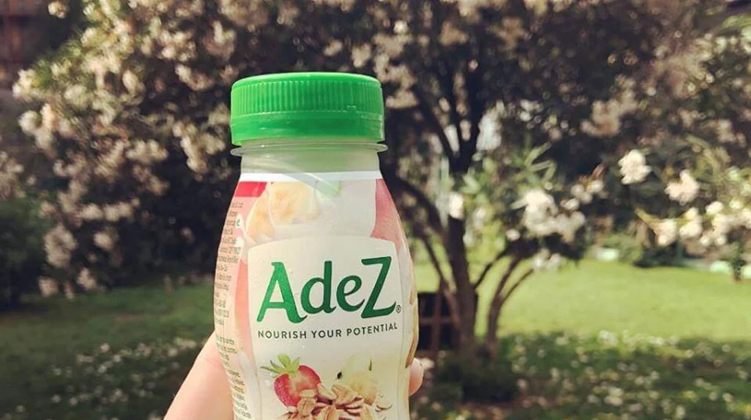 Ήρθαν τα νέα φυτικά ροφήματα AdeZ και τα δοκιμάσαμε πρώτοι! Αμύγδαλο, σόγια, καρύδα ή βρώμη;