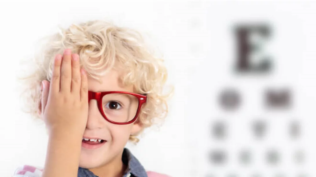 Μπορεί τα προβλήματα όρασης στα παιδιά να συνδέονται με μαθησιακές δυσκολίες;