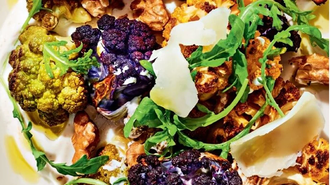 Υπέροχη σαλάτα με ψητό κουνουπίδι και καρύδια με σος γιαούρτι και κύμινο