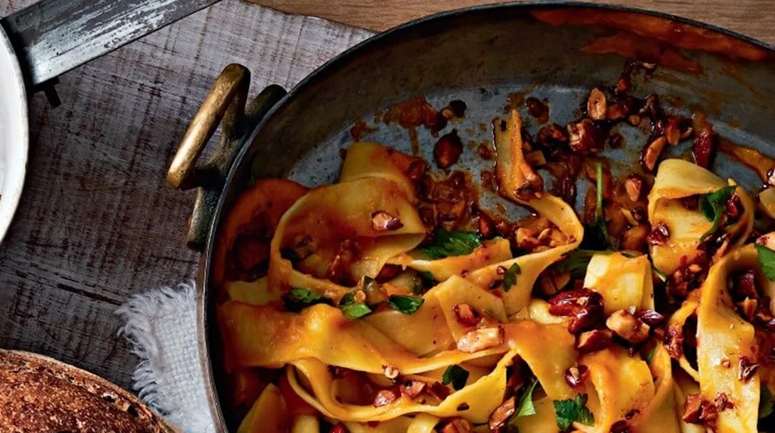 Παπαρδέλες με κρέμα κολοκύθας και πικάντικα αμύγδαλα