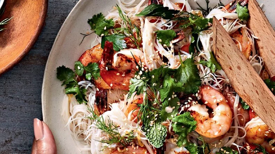 Noodles ρυζιού με γαρίδες, ταχίνι και σαλάτα με εσπεριδοειδή και μυρωδικά