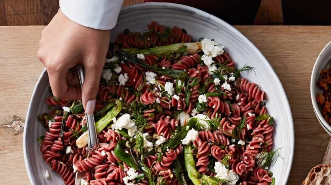 Βίδες από παντζάρια με φρέσκο κρεμμυδάκι, κάππαρη και φέτα