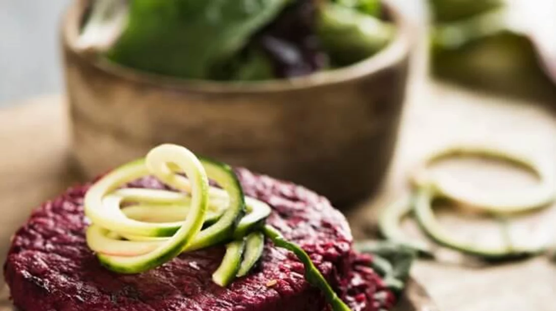 Χορτοφαγικά μπιφτέκια με παντζάρι και κινόα από τη διατροφολόγο Δέσποινα Μαρσέλου